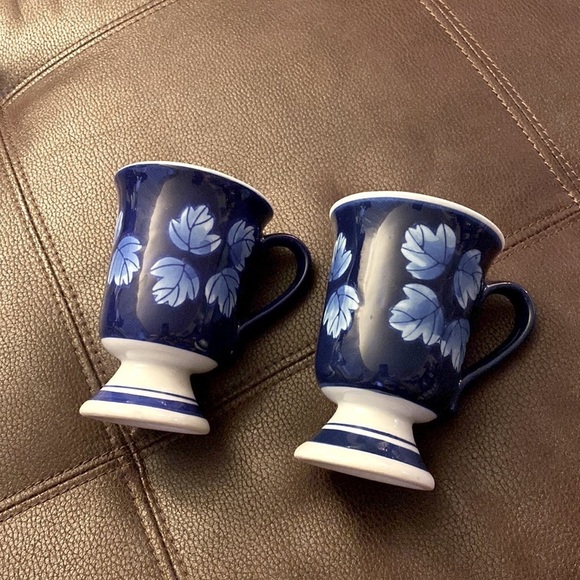 Vintage Asian Royal Blue and White Leaf classic ceramic hand-painted set of two - Picture 2 of 5